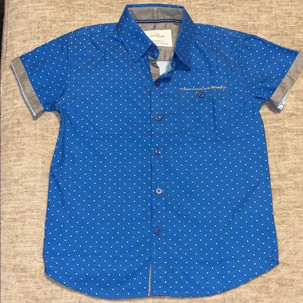 Boys sz 6 Craft + Flow Short Sleeve Button-Up Shirt - Blue Fleur de lis dot